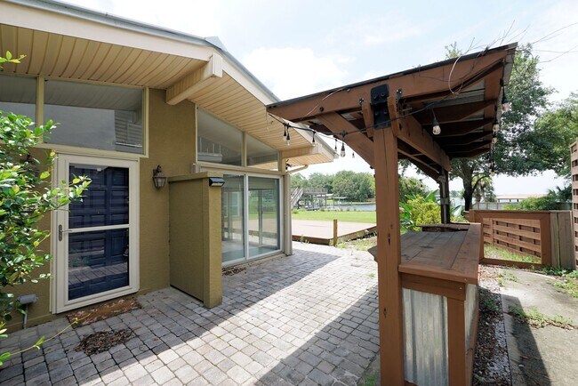 Foto del edificio - Waterfront in Shalimar with Dock and Lift