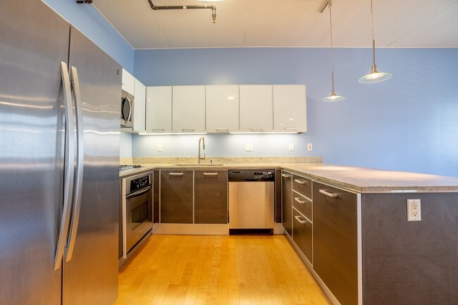 Building Photo - 645 W 9th St