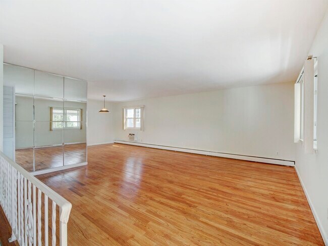 Building Photo - 404 46th St