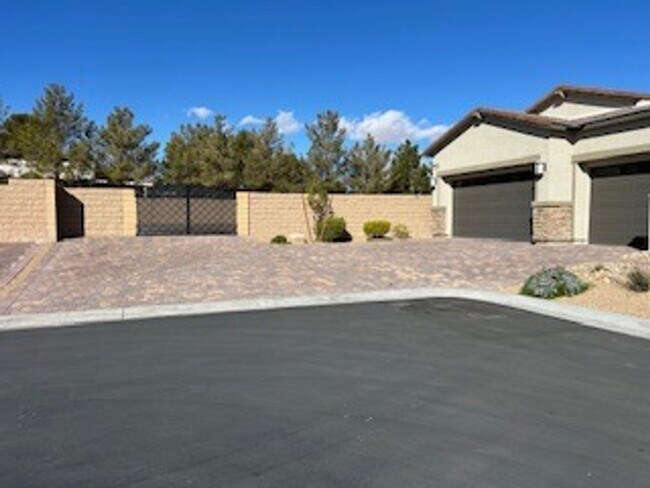 Building Photo - Stunning one-story home located in a quiet...