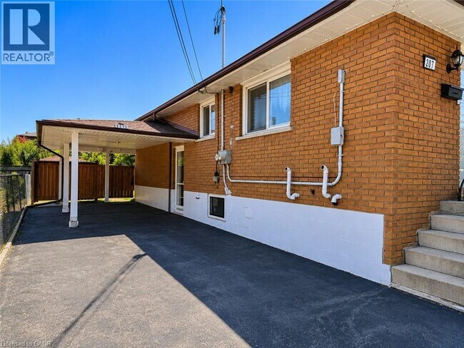 Building Photo - 207 Mt Albion Rd