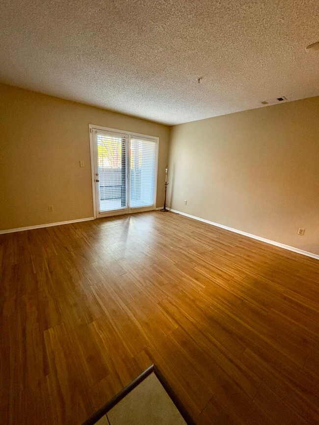 Building Photo - Charming 1 Bed, 1 Bath Condo in Gated Comm...