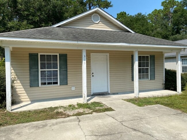 Home in Hillsdale - Home in Hillsdale