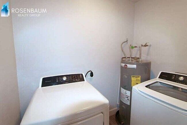 Building Photo - 550 W 9th St