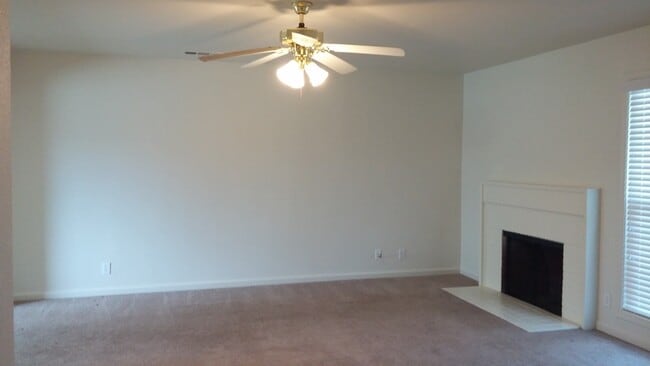 Building Photo - Recently updated home with modern amenitie...