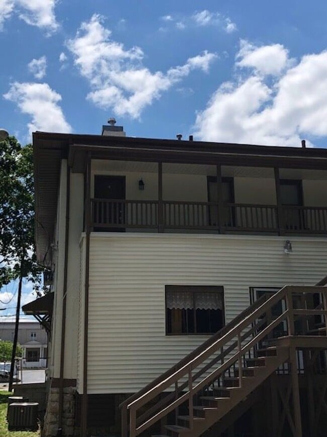 Building Photo - 1229 Chestnut St