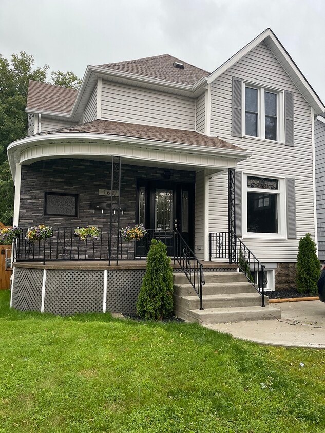Primary Photo - 162 Vidal St S