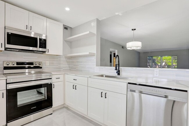 Building Photo - 2202 Lucaya Bend