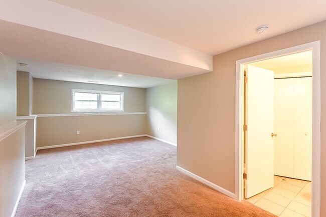 Building Photo - Spacious 3 bdrm, 3 bath in Platte City!