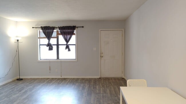 Building Photo - 502 Oak Circle Dr