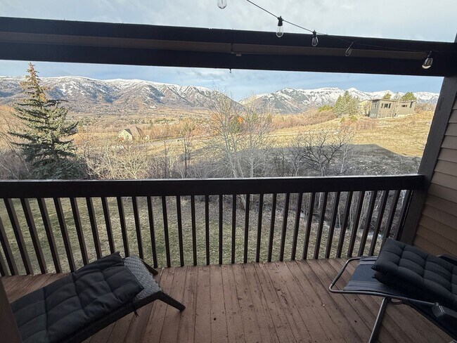 Building Photo - Beautiful condo with walk out entry and 2 parking stalls