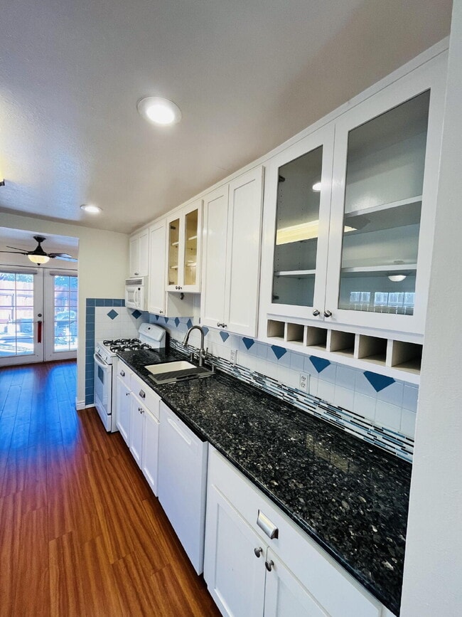 Foto del edificio - $3,300 - 2 Bed / 1 Bath House in Crest - Ready for Move in!