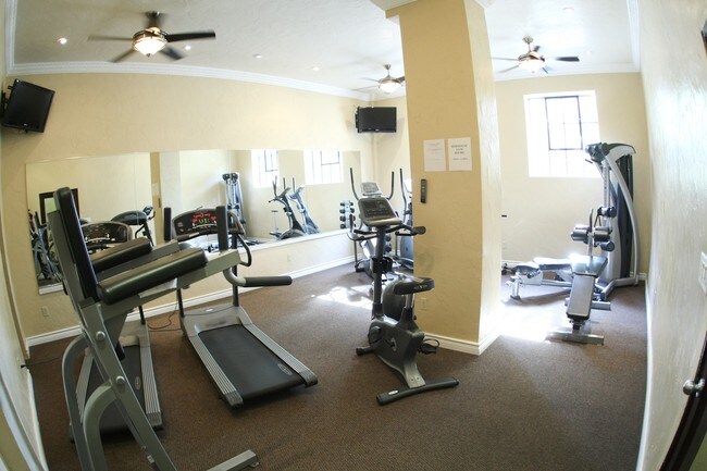 Building Photo - 569 N Rossmore Ave