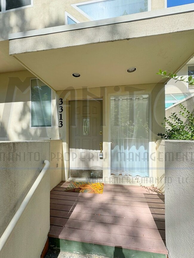 Foto del edificio - Unique Jon Sayler Designed Townhome