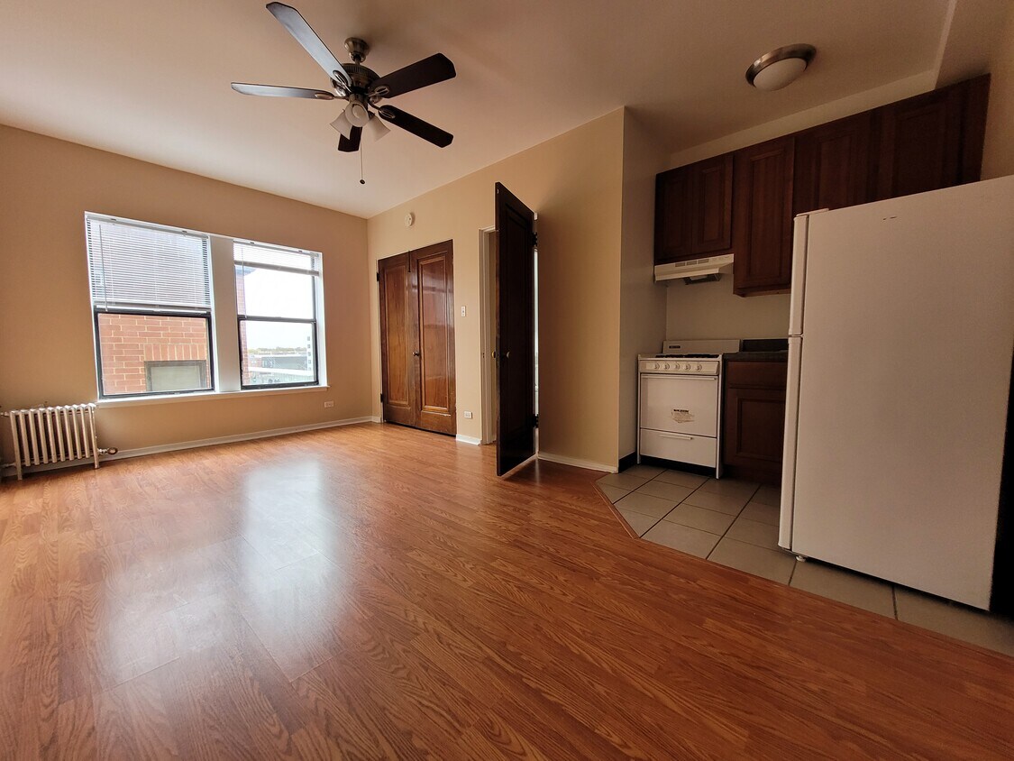 Primary Photo - 6209 N Winthrop Ave