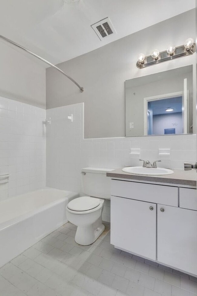 Building Photo - Remodeled 1 Bedroom Apartment!!! Walk to t...