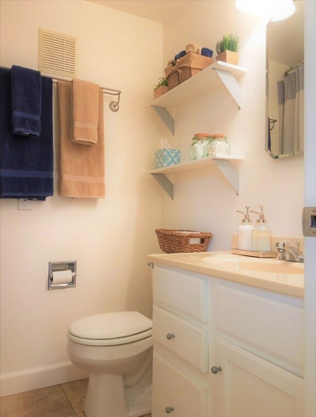 Building Photo - 305 B Alcove