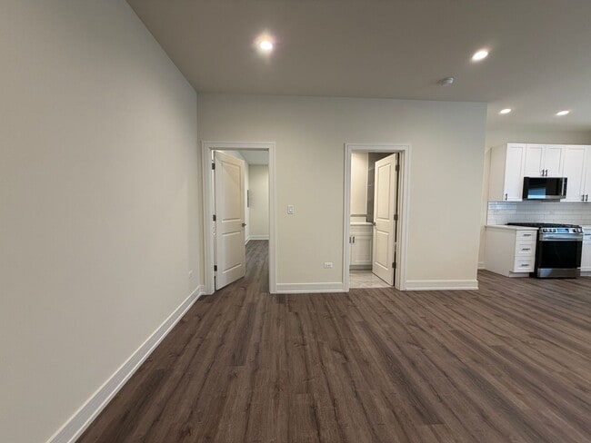 Building Photo - 916 W Belmont Ave