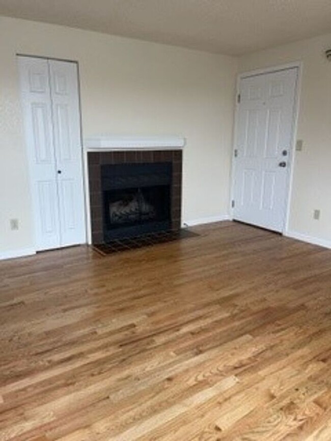 Building Photo - 2 Bedroom, 1 Bath Condo in University Plac...