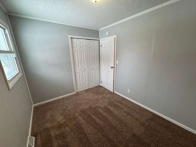 Building Photo - 3 bedroom 1 bath home in Davenport