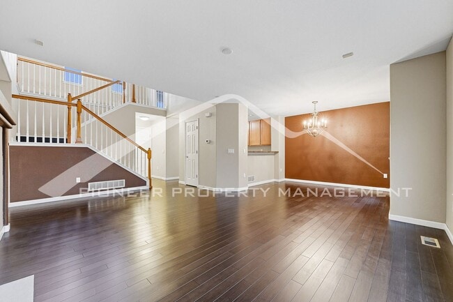 Building Photo - Gorgeous Townhouse with Gas Fireplace and ...