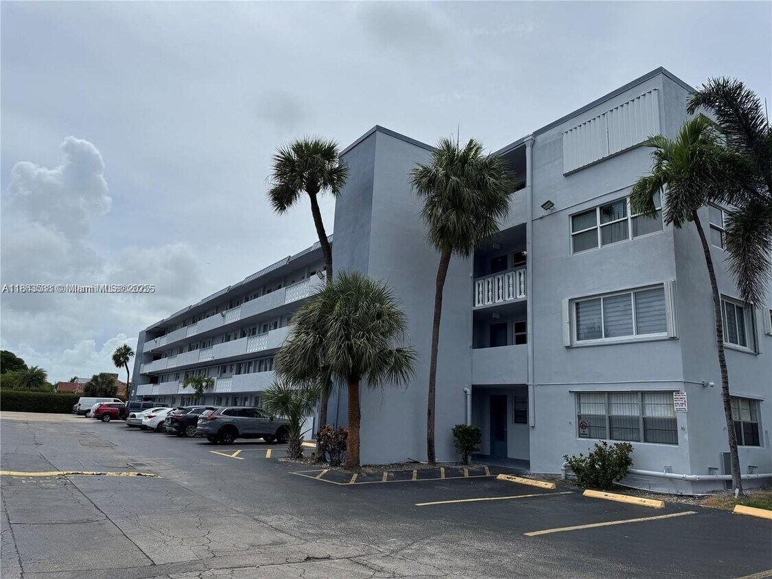 Foto principal - 1333 E Hallandale Beach Blvd