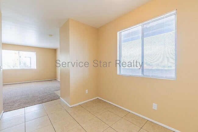 Building Photo - 735 E Hazel Dr