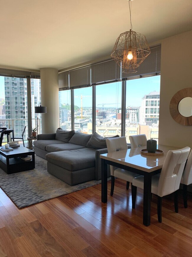 Building Photo - Stunning 1 Bedroom Condo in the Heart of Downtown/South Lake Union!