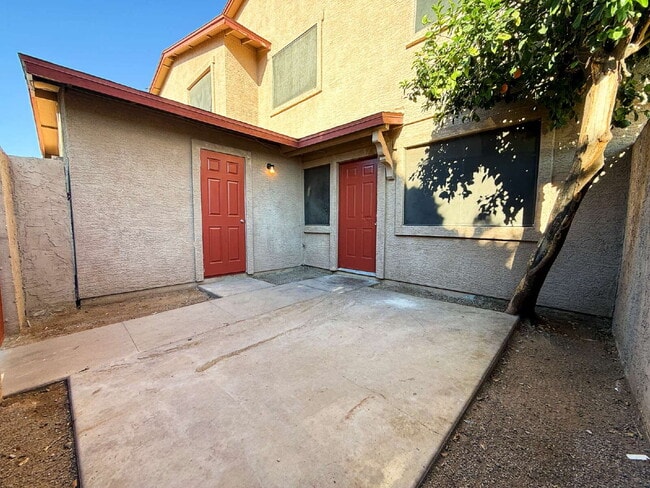 Building Photo - "Charming 2-Bedroom Oasis in Phoenix with ...