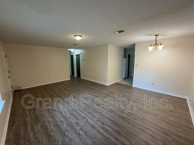 Building Photo - 2881 E Johnson Ave