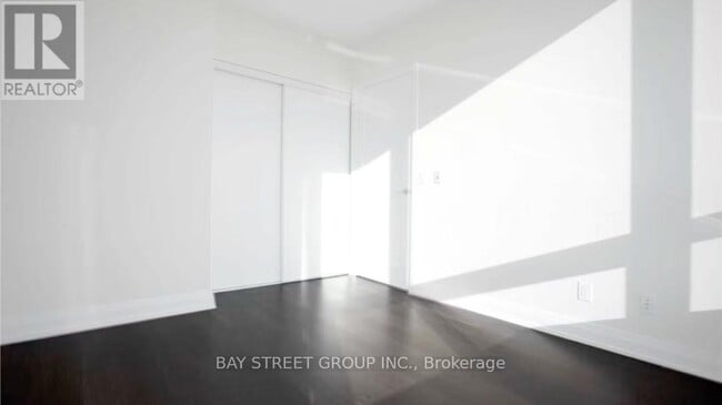 Photo du bâtiment - 5-4515 Sheppard Ave E