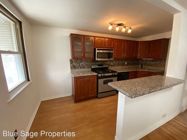 Building Photo - 3 br, 1 bath House - 917 Poplar Ave