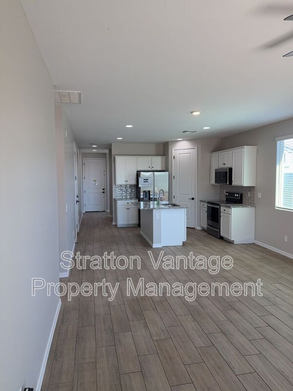 Building Photo - 36005 W San Clemente Ave