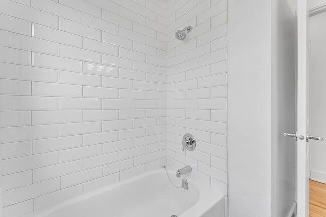 Building Photo - 389-401 Yonge Street