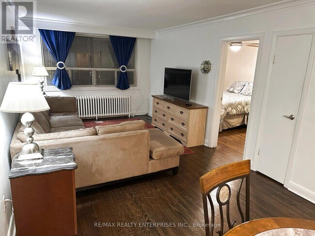 Photo du bâtiment - 297 Lakeshore Rd E