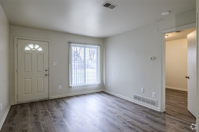 1BD, 1BA - 500SF - Living Room - Maplewood Manor