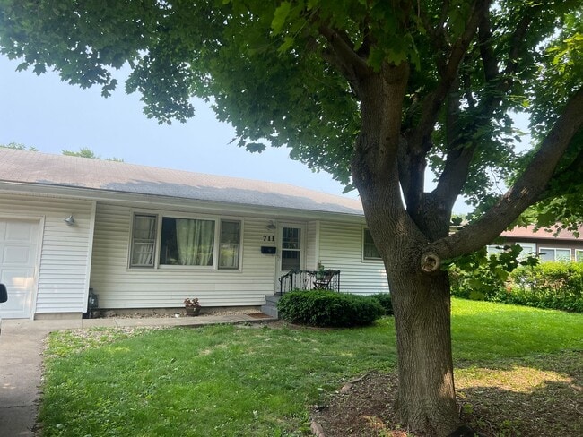 Building Photo - Charming 2-Bedroom Ranch with Spacious Liv...