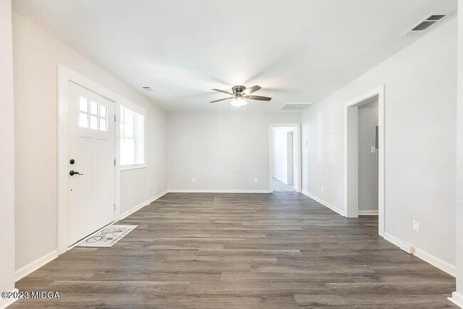 Building Photo - Rogers Ave