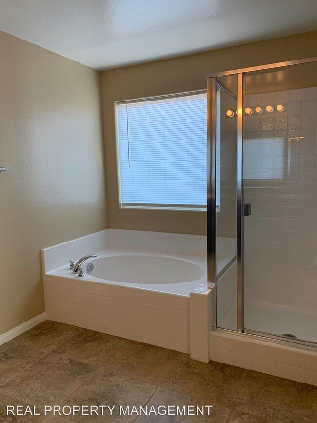 Foto del edificio - 5 br, 3 bath House - 5904 MIDDLE ROCK ST