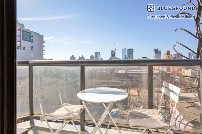 Foto del edificio - 250 E Houston St