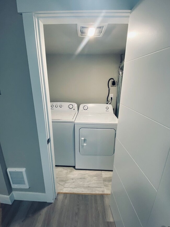 Building Photo - Large Corner Studio | Full Kitchen | In-Unit W/D | Pet Friendly