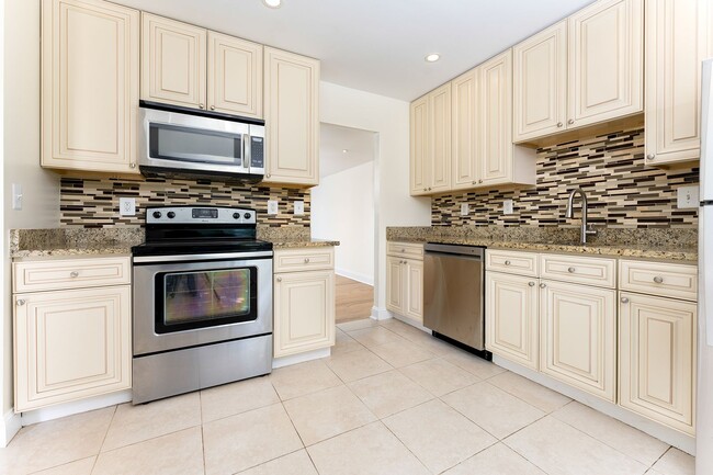 Building Photo - Newly remodeled, bright and beautiful two ...