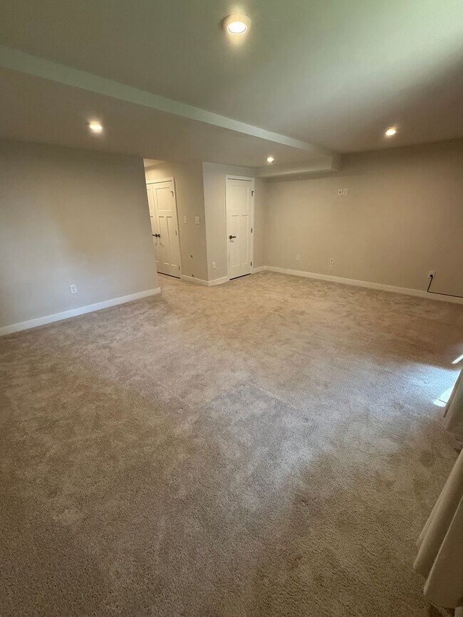 Building Photo - 3 Bedroom Townhouse - City Living with a G...