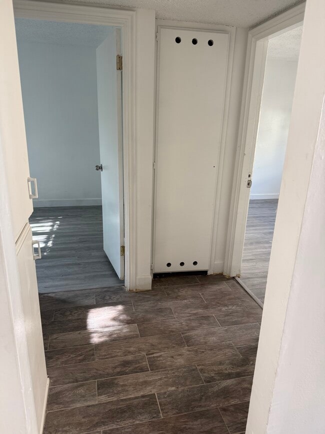 Building Photo - Corona Apts- 19542