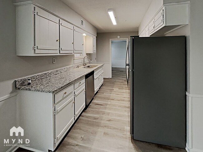 Foto del edificio - 5561 Elmhurst Ave