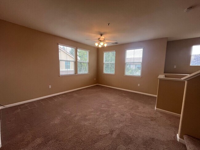 Foto del edificio - Spacious 3bed 2.5 bath available in Regency Park