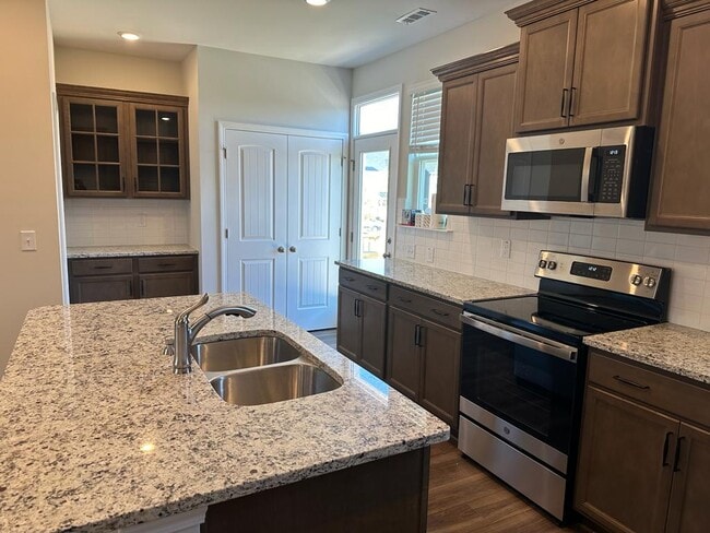Building Photo - 989 Parkstone Towne Blvd