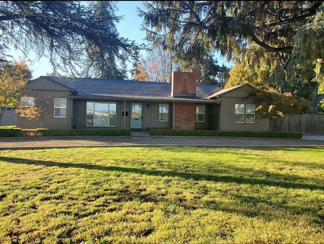 Foto principal - Charming 3-Bed, 2-Bath Home with Oversized...