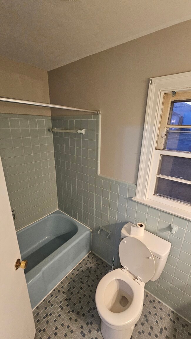 Building Photo - 202 N Caswell St