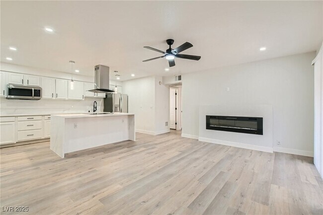 Foto del edificio - 4330 Sandy River Dr